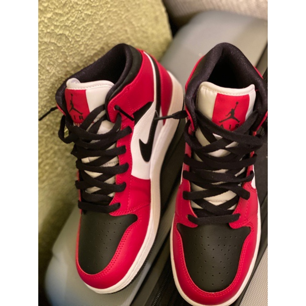 Sneaker-The Air Jordan 1 Mid “Chicago Black Toe”
